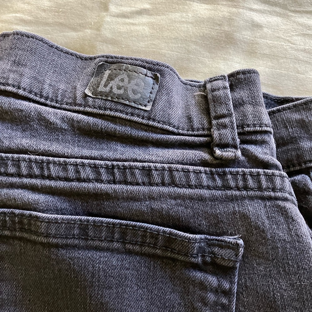 Lee relaxed fit straight leg mid rise Size 8.